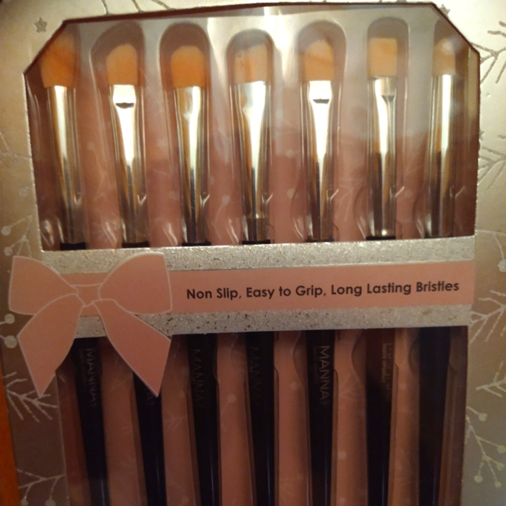 Manna Kadar Eye Brush Collection - Black and Silver